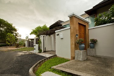 Villa Entrace with View to the Common Park